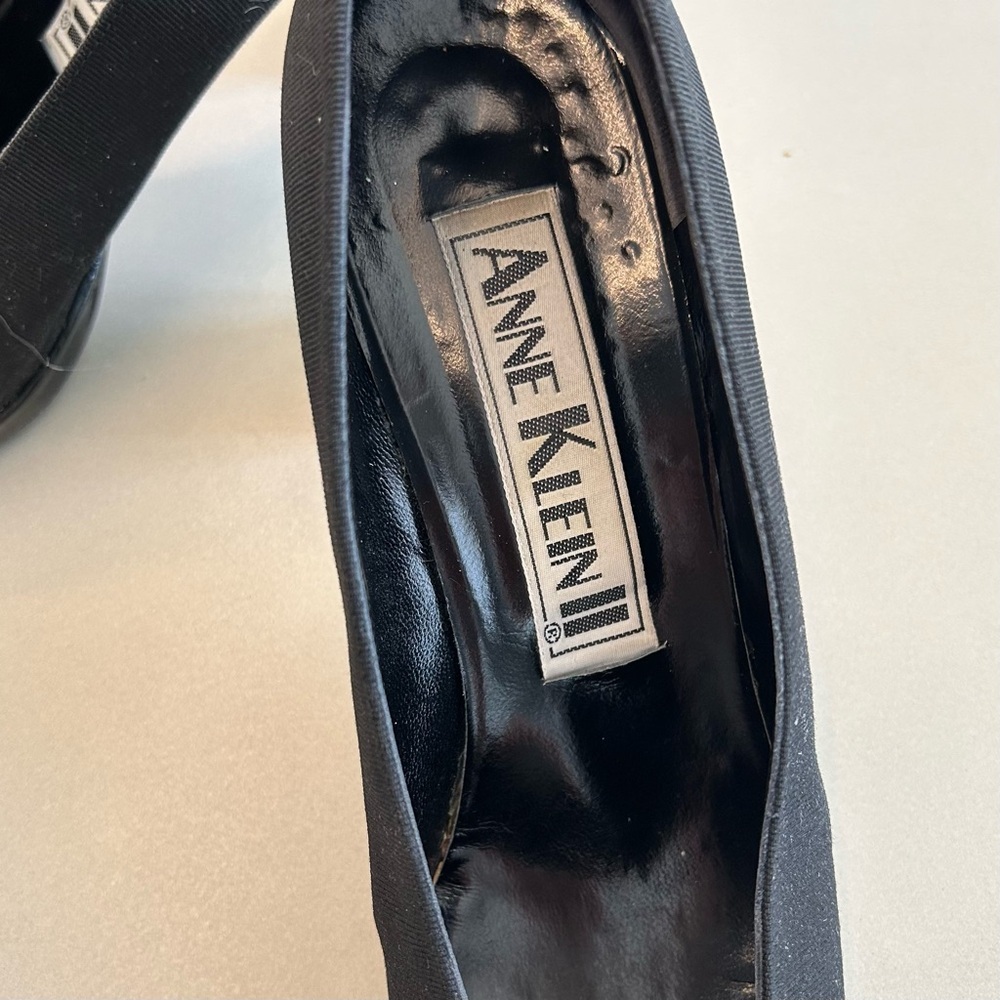 Anne Klein ll Vintage Women's Grosgrain Classic Black Heels, Size 8N - Picture 5 of 9